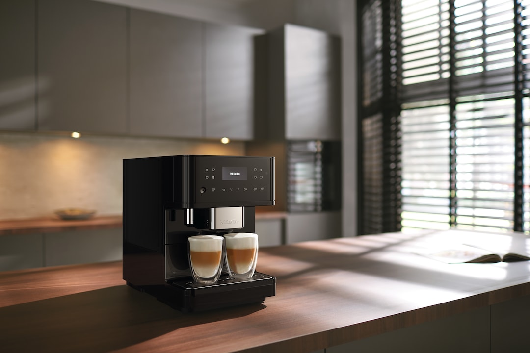 MIELE Stand-Kaffeevollautomat
CM 6160 CH OBSW