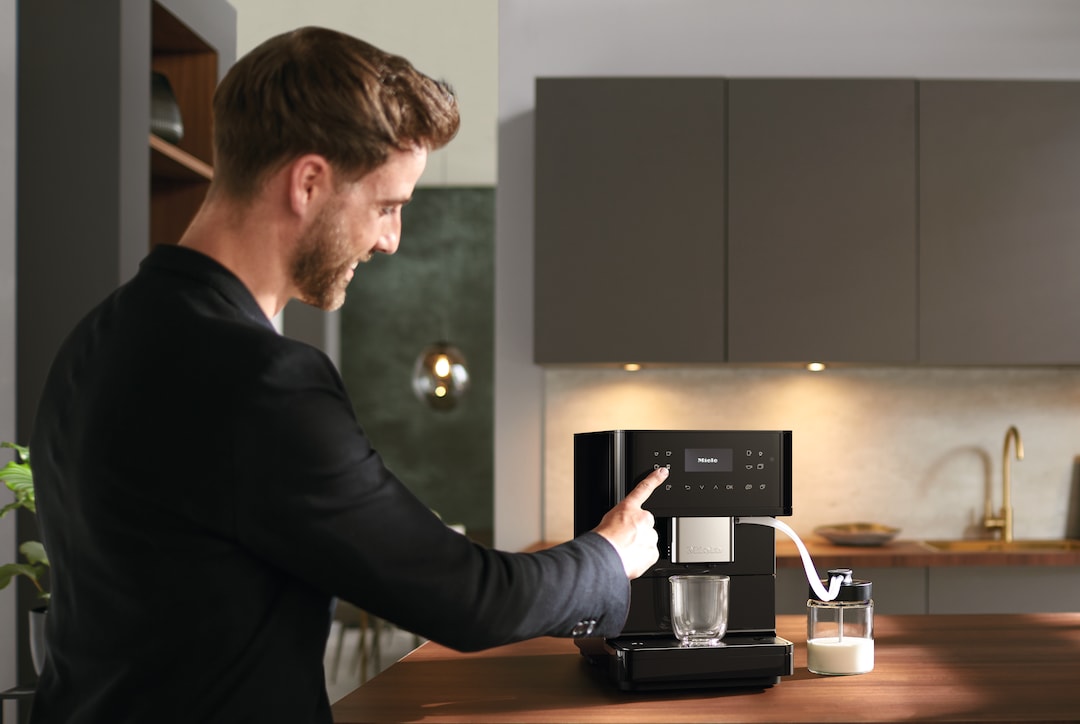 MIELE Stand-Kaffeevollautomat
CM 6160 CH OBSW