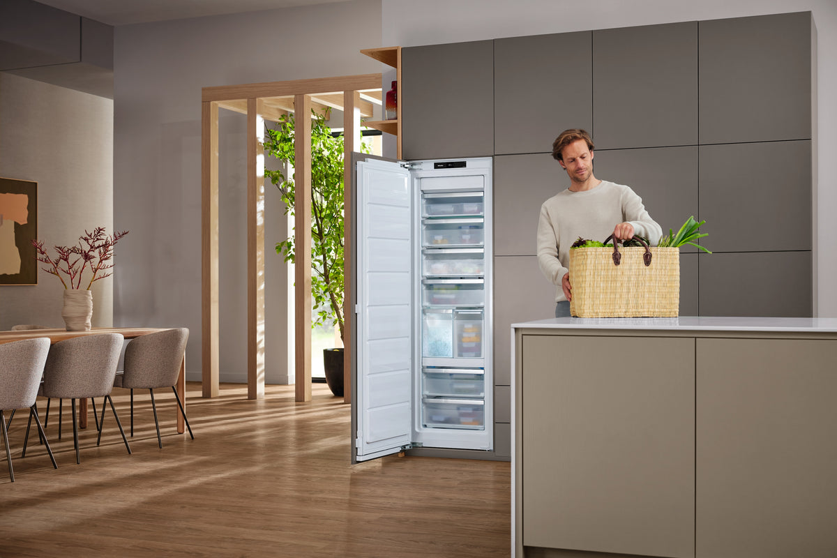 MIELE Gefrierschrank FNS 7794
D RE ActiveDoor