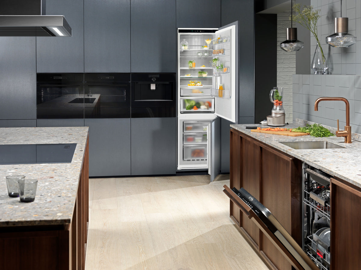 Electrolux Fridge Freezer IK2671BNR