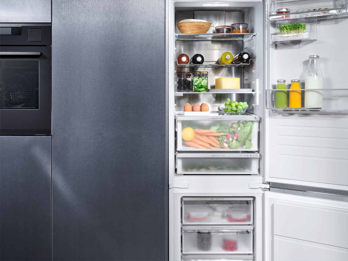 Electrolux Fridge Freezer IK2540BZR