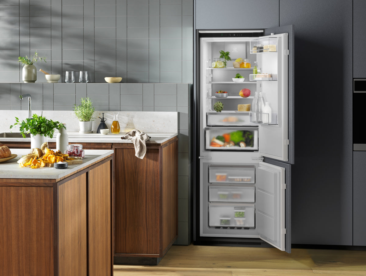 Electrolux Fridge Freezer IK2581BNR
